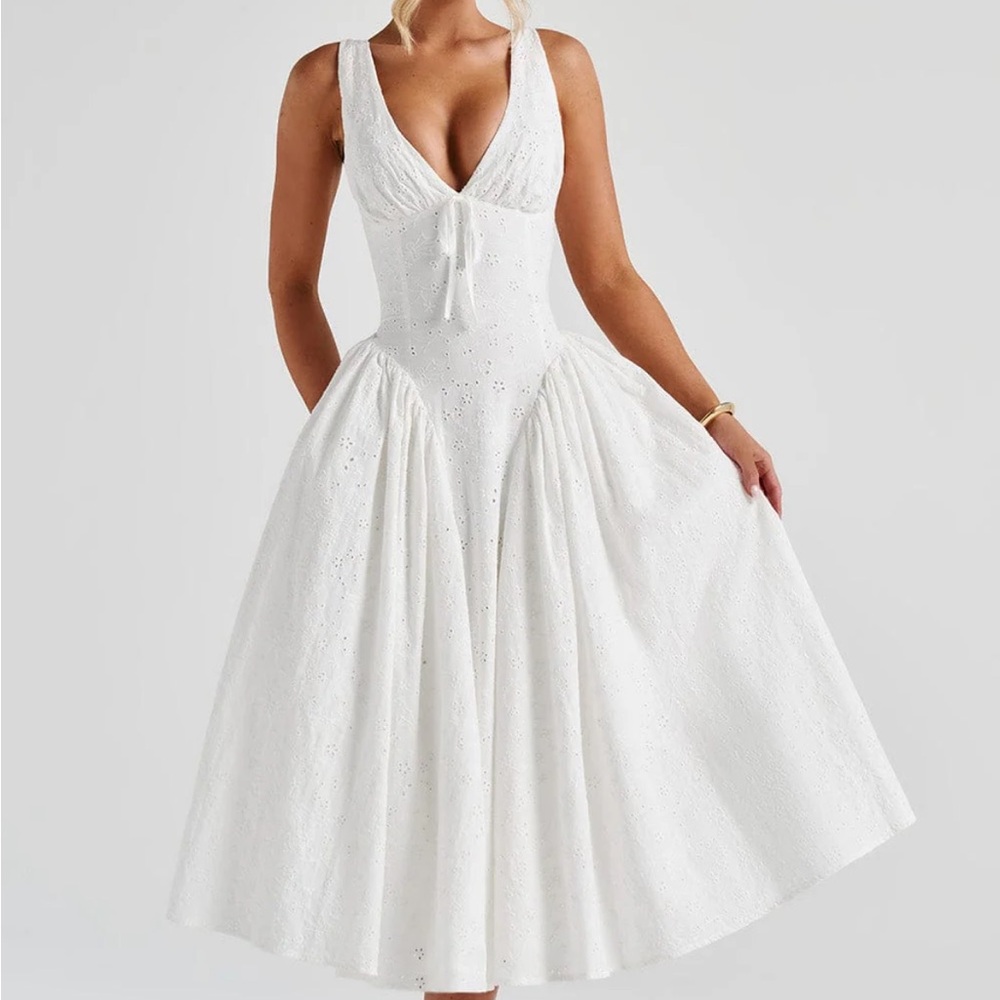 Elegant White Sleeveless Dress - Picture 2 of 8
